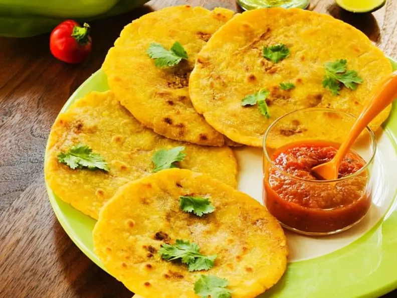 Teigfladen aus El Salvador mit Tomaten-Paprikapüree
