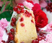 Gugelhupf mit Johannisbeeren und Rosenblüten
