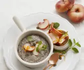 Chia-Kokos-Pudding mit Pfirsich-Minz-Sauce
