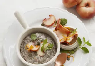 Chia-Kokos-Pudding mit Pfirsich-Minz-Sauce