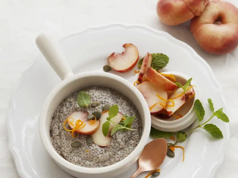 Chia-Kokos-Pudding mit Pfirsich-Minz-Sauce