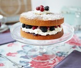 Biskuitttorte mit Sahne und Beeren