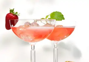Cocktail mit Champagner und Limes