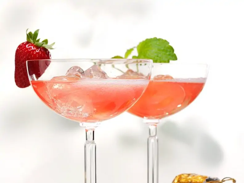 Cocktail mit Champagner und Limes