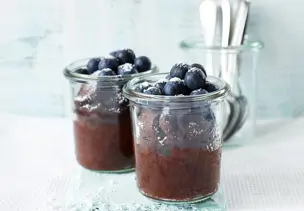 Schokokuchen mit Heidelbeeren im Glas