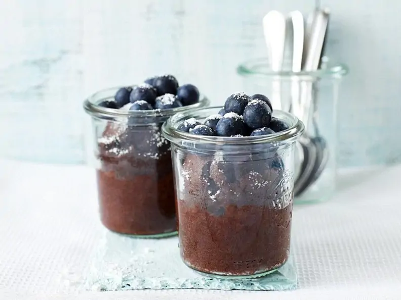 Schokokuchen mit Heidelbeeren im Glas