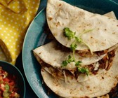 Quesadillas mit Hähnchen, Pinienkernen und Avocadopüree