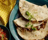 Quesadillas mit Hähnchen, Pinienkernen und Avocadopüree