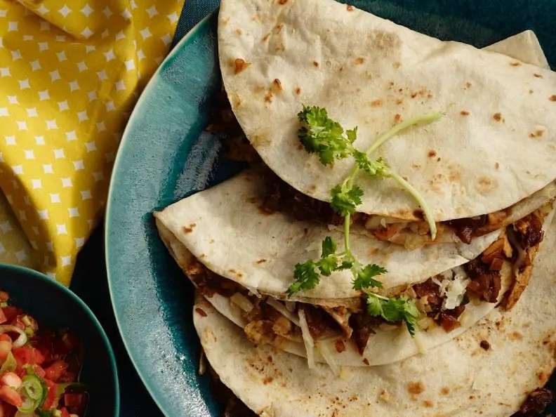 Quesadillas mit Hähnchen, Pinienkernen und Avocadopüree