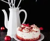 Frischkäsetorte mit rotem Boden