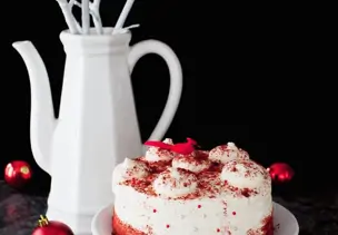 Frischkäsetorte mit rotem Boden