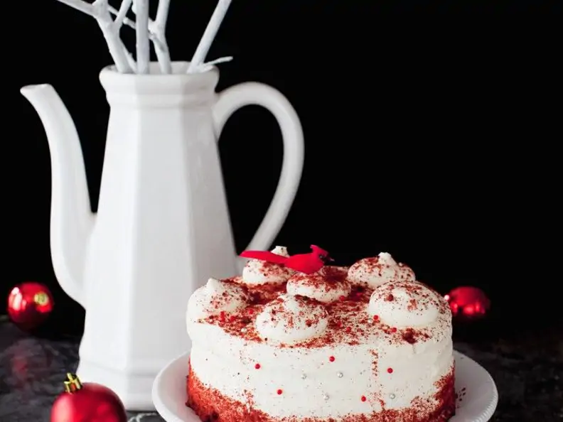 Frischkäsetorte mit rotem Boden