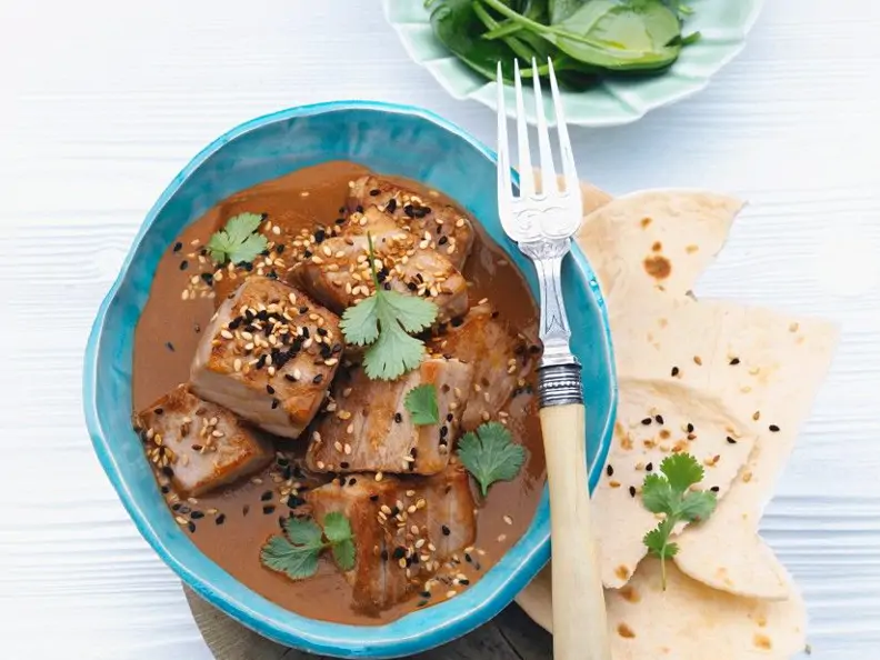 Thunfisch in mexikanischer Schokoladensauce