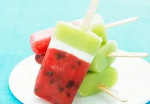 Dreifarbiges Eis am Stiel mit Melone