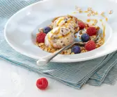 Eiscreme mit Beeren und Haferflocken