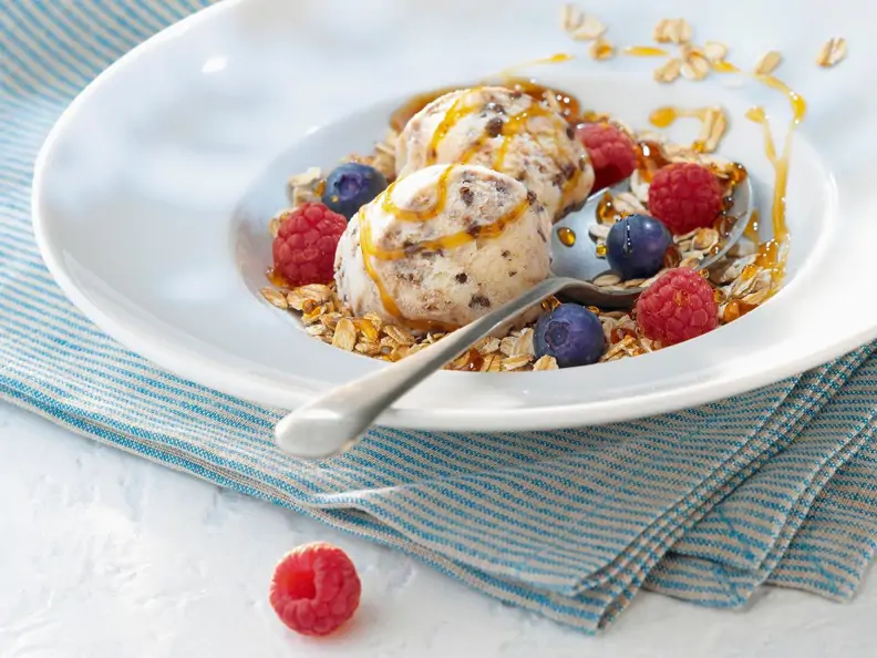 Eiscreme mit Beeren und Haferflocken