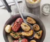 Kleine Bratwürste mit Birnen und Zwiebeln