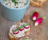 Brote mit Camembert-Rettich-Aufstrich und Radieschen