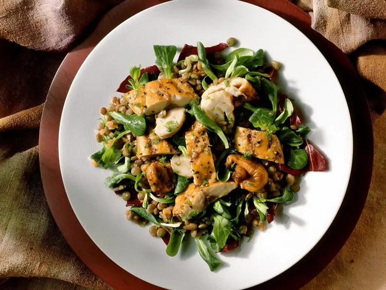 Linsen-Blattsalat mit Räucherfisch