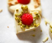 Weiße Schokopralinen mit Himbeere