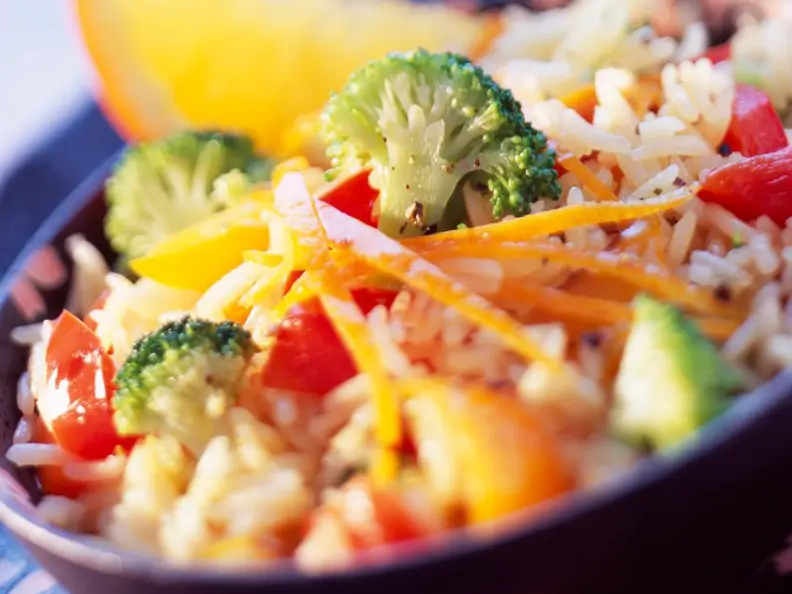 Reissalat mit Brokkoli