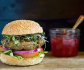 Burger aus Lammhackfleisch mit Ketchup