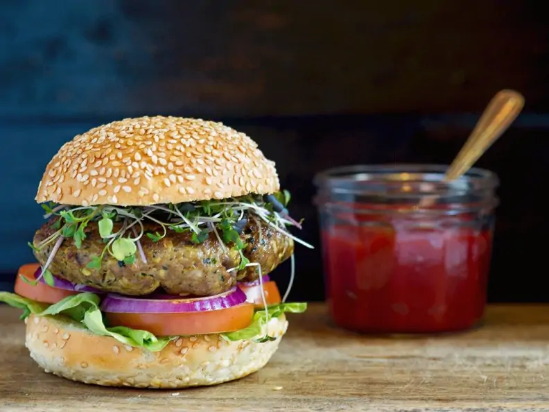 Burger aus Lammhackfleisch mit Ketchup