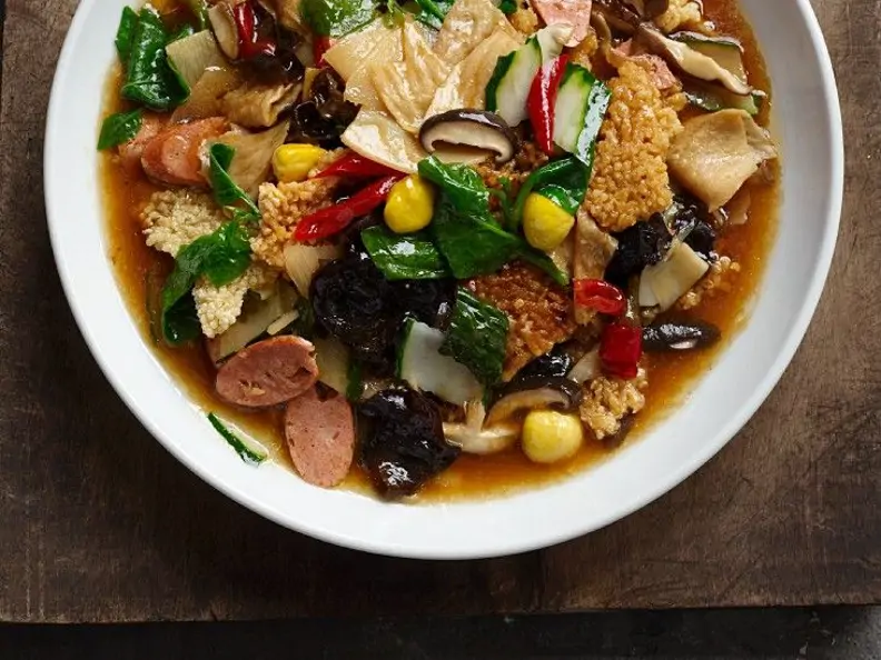 Chinesische Gemüsesuppe mit Seitan