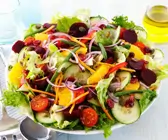 Salat mit Bohnen, Rote Bete, Tomaten, Gurke, Orange, Kernen
