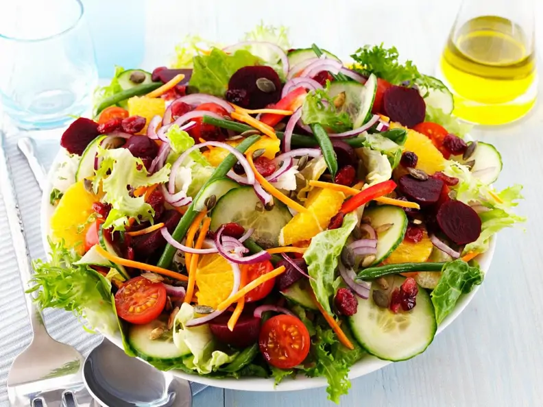 Salat mit Bohnen, Rote Bete, Tomaten, Gurke, Orange, Kernen