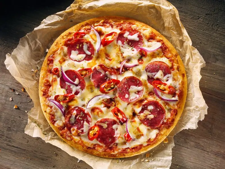 Salami-Pizza