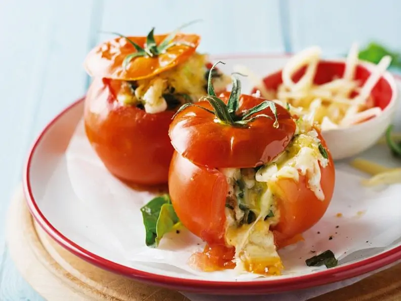 Tomaten mit Mozzarellafüllung aus der Mikrowelle