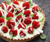 Tarte mit Basilikumcreme und Erdbeeren