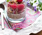 Selbstgemachtes Müsli mit Himbeeren