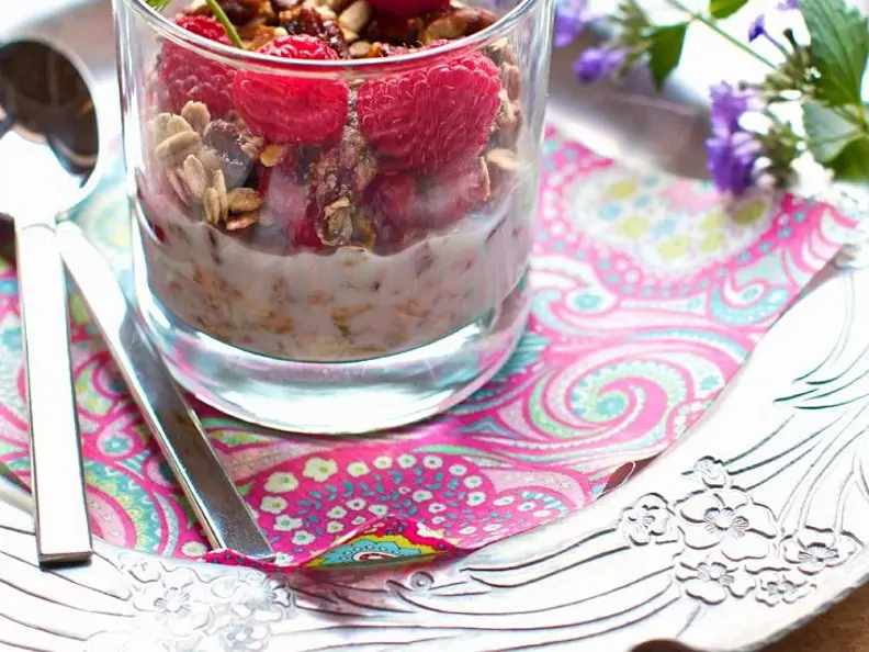 Selbstgemachtes Müsli mit Himbeeren