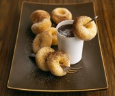 Kleine Doughnuts mit Schokodip