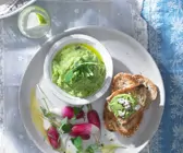 Erbsenaufstrich und Radieschensalat