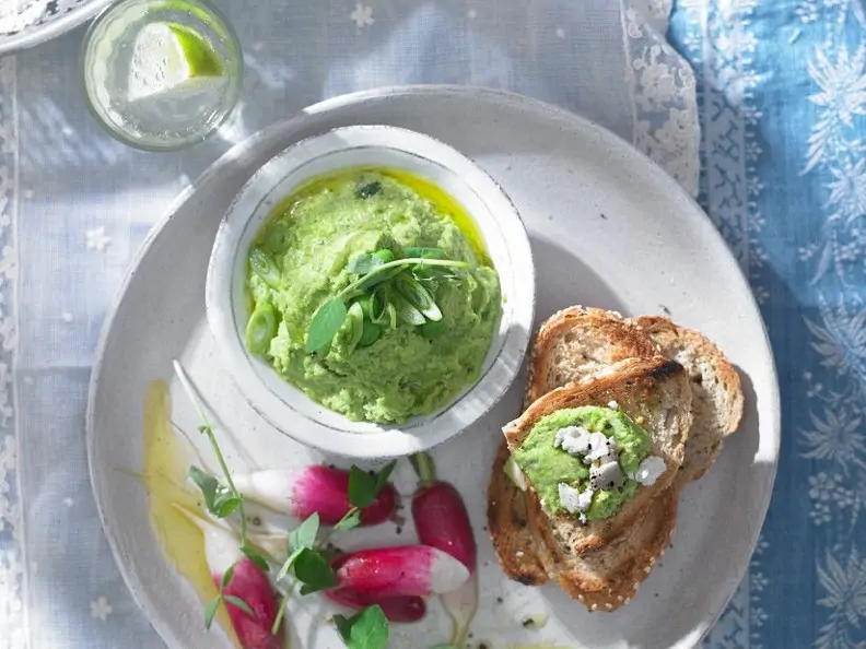 Erbsenaufstrich und Radieschensalat