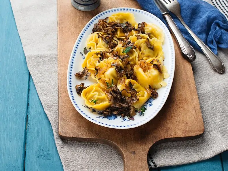 Tortellini mit Pilz-Zwiebel-Sauce
