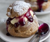Windbeutel gefüllt mit Vanillecreme und Marmelade