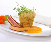 Kräuter-Muffins mit Möhrensauce