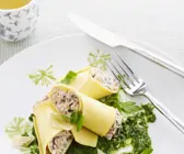 Nudelröllchen mit Steinpilzfüllung und PEsto