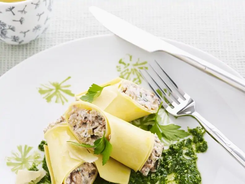 Nudelröllchen mit Steinpilzfüllung und PEsto