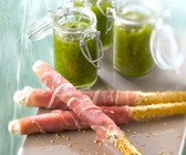 Sesam-Grissini mit Schinken und Pesto
