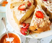 Rührkuchen mit Rhabarber und Erdbeeren