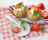 Kleine Gugelhupfe mit Erdbeeren und Basilikum