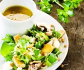 Salat mit Wildkräutern, Linsensprossen und Sherry-Vinaigrette