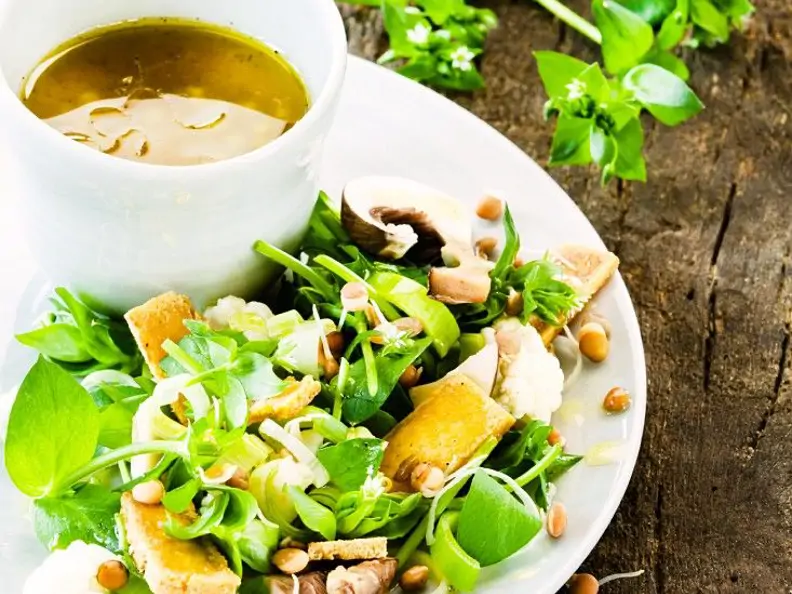 Salat mit Wildkräutern, Linsensprossen und Sherry-Vinaigrette