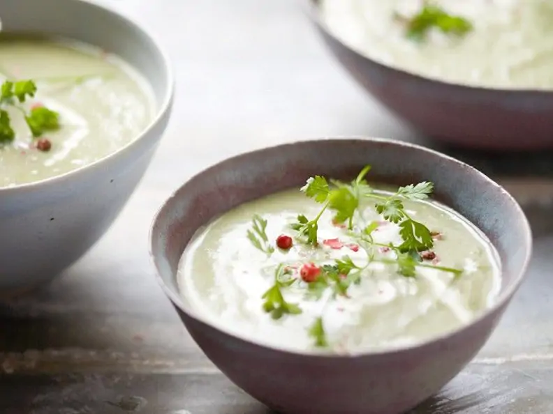 Cremige Navettengrün-Suppe