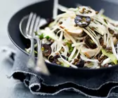 Salat mit Kohl, Trauben, Linsen und gebratener Hühnerbrust